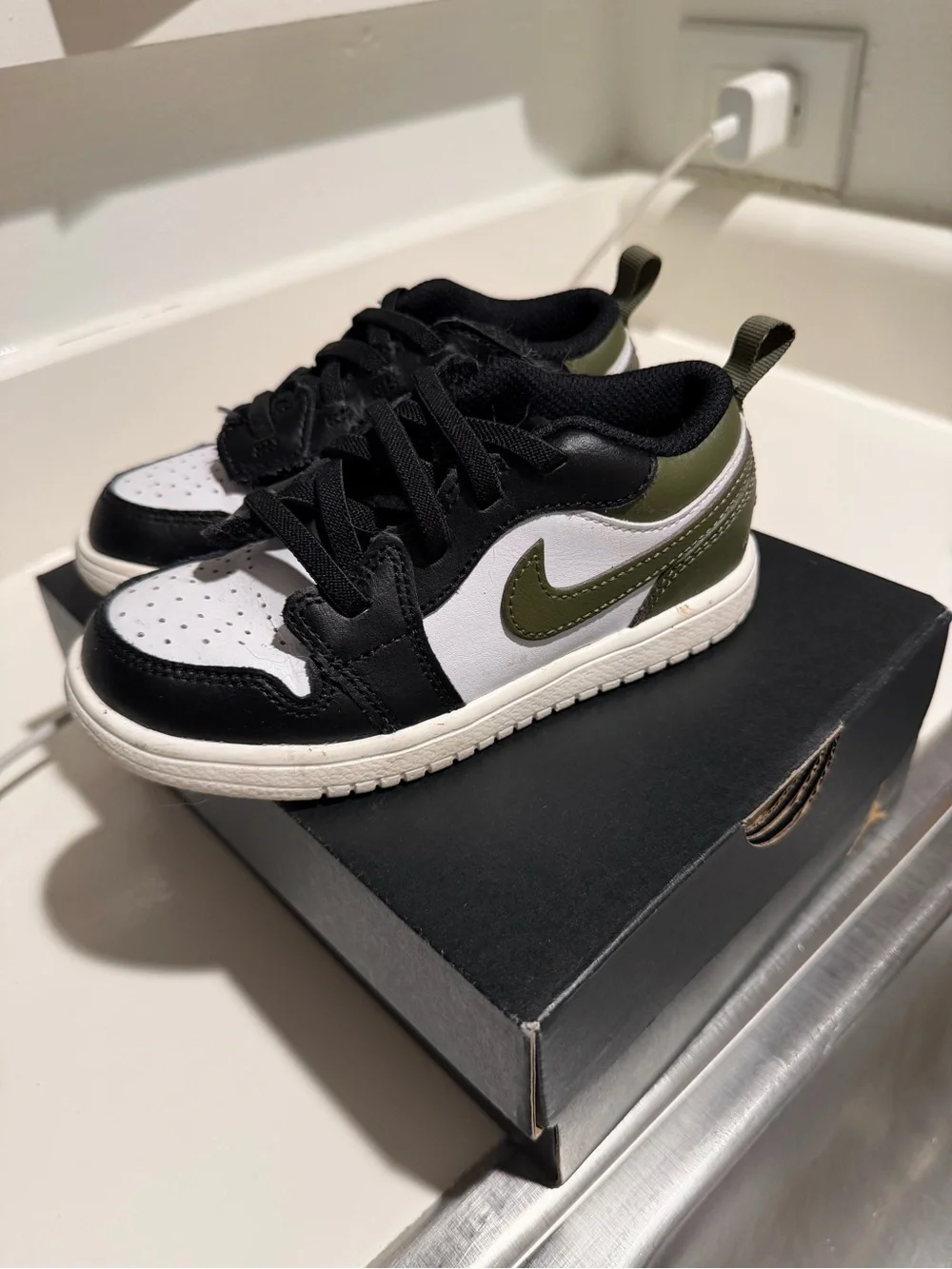 Nike Kids Black White Olive Low-Top Sneakers